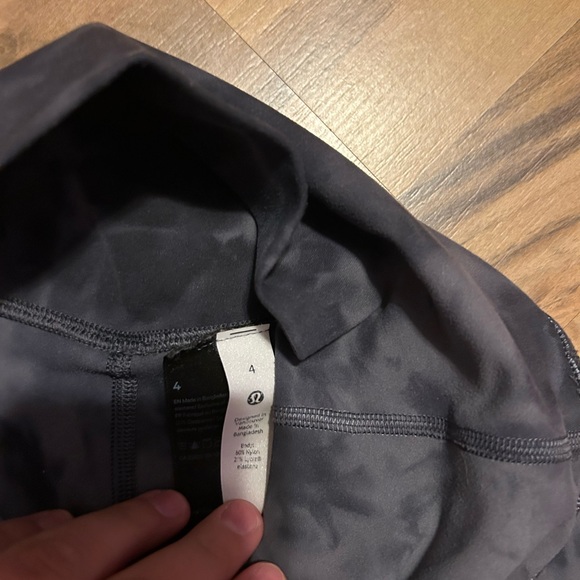 Lululemon Black Diamond Dye Leggings size 4 28 inch inseam - Picture 3 of 4